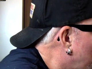 Gloryhole DILF sucks in homemade closeup