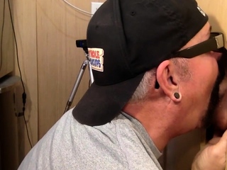 Gloryhole BJ DILF deepthroats white cock