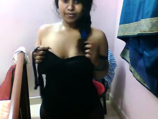 Indian Teen Girl Shows Off Her Big Boobs