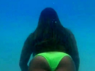 Underwater bikini babes