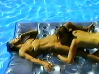 Amateur threesome in the pool