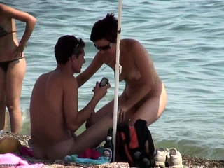 Sexy Thong Topless Girls Beach Voyeur Hiddencamera Hd Video...