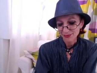 Skinny granny in webcam show her pussy