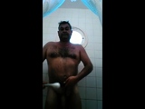 Osito caliente con una gran polla se ducha y se pajea.