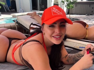 Pool & Bikinis Full Stream