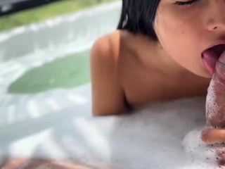 Colombian teenager Camila Mendez7 blows in public jacuzzi