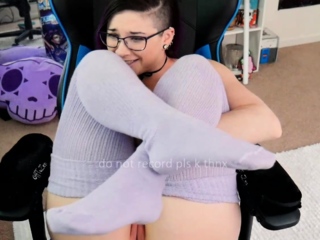 Brunette solo masturbation on the couch