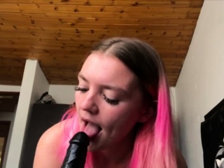 Thick White Girl Gives Epic Throatjob on Webcam